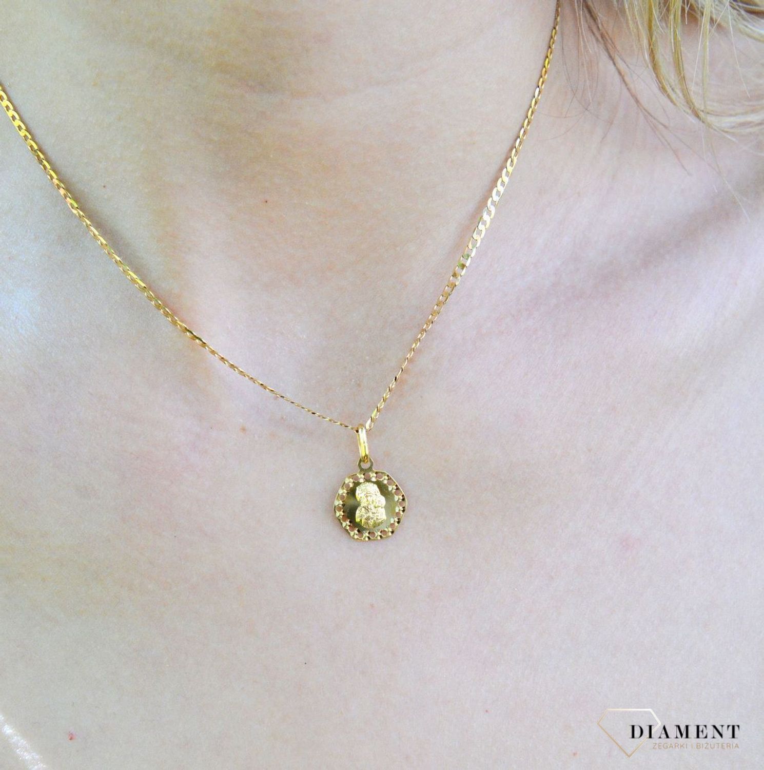 Złoty medalik w kształcie sześciokątu 333 z Matką Boską Częstochowską ZA 2254 333df.jpg